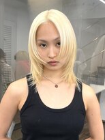 ウルフカットレイヤーカット抜きっぱなしブリーチブロンドヘア