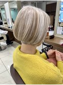白髪を活かしたローライトカラーのショートボブ