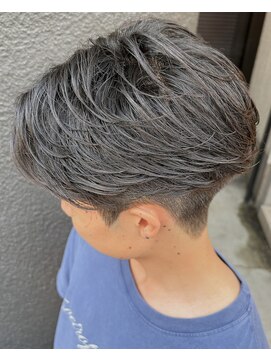 フリーク バーバーショップ 都島店(FREAK BARBER SHOP) 黒髪ニュアンスフェザーパーマツーブロックセンターパート