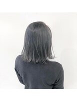 リー 枚方(Lee) グレーアッシュ×外ハネスタイル