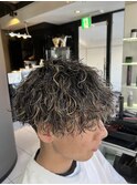 波巻きパーマ 金メッシュ ハイライト メンズパーマ