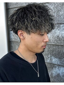 ヒュイル バイ ニアウ(Hwyl by Niau) メンズマッシュパーマニュアンスパーマスパイラルパーマ刈り上げ