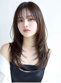 クールなダークトーン×レイヤーカット。圧倒的ツヤ感の洗練ヘア