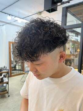 カノア(kanah) スペインカールスパイラルパーマフェードカットバーバーヘアー