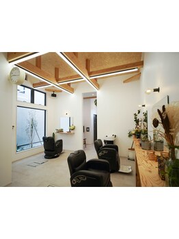 こだわりの店内でゆったりとくつろぎ時間を提供します。落ち着いた雰囲気が広がる店内で癒しのひと時を…