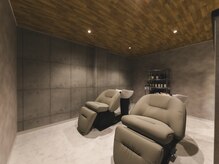 アリュメ 三重鈴鹿店(allum)の雰囲気(フルフラットのシャンプー台の専用スペースでリラックス時間。)