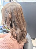 ヌーディベージュ×コテ巻きスタイル×春ミディアムロング
