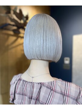 リノショアーズ 元町店(RINOSHORES) 大人ガーリー綺麗ぱっつんショートボブ×ハイトーンカラー