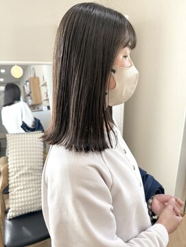 クウ(cuu) 深みのあるグレージュカラー