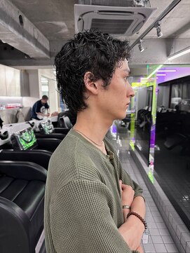 メンズレコ 渋谷(MEN'S LECO) ブルーブラックフェザーパーマ刈り上げセンターパート