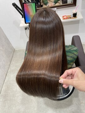 【Lana】上質な艶が続く、シルキーベージュストレート