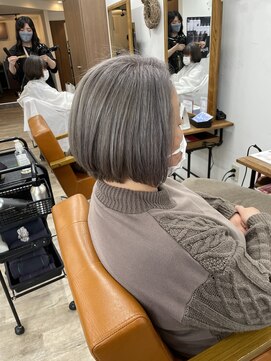 ルチナ 秦野(Lucina) 白髪ぼかし/シルバー/ショート