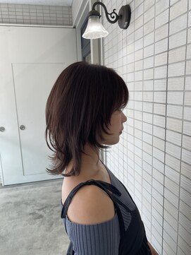 リヴナ(Livna) こっくりブラウンにミディアムウルフ◎