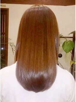 バルーナ(BALUNA)の写真/《クセ・うねりに効果的なフローディアトリートメント使用》白髪ぼかしハイライトで髪へのダメージも軽減◎