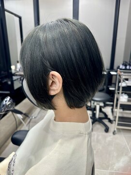 メモリーズ 表参道(Memories) 40代50代60代耳かけショート前髪なしハンサムショート白髪ぼかし