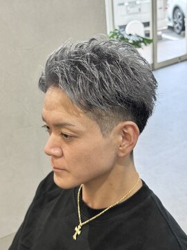 サロンドクオリア(Salon de Qualia) グレーアッシュ/ハイトーンショート/スパイキーショート/S