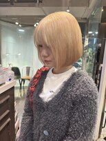 ヘアーアンドメイク ビス(HAIR&MAKE bis) ブリーチでルーツカラーからの抜きっぱなしブロンド【井澤彩】