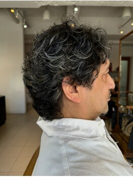 ビーハイブ ギフト(BeeHIVE GIFT)の写真/メンズパーマでつくるビジネススタイル。大人男性の身だしなみ×スカルプケアでワンランク上の仕上がりに