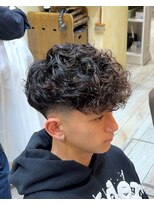 グルーマーズトウキョウ(GROOMER/S TOKYO)&nbsp;スペインカール　海外風　フェード　メンズパーマ