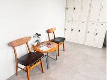 アグ ヘアー ピア 久喜青毛店(Agu hair pia)の雰囲気（待合に鍵付きのロッカーがございますので貴重品の管理ができます）