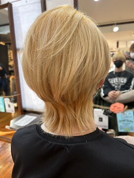 美容室 メザミー MESAMIES ミディアムウルフ ハイトーンハニーベージュブリーチカラー