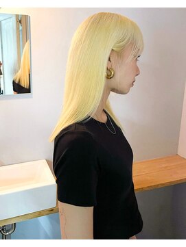 チーカ(chica) ホワイトブロンド/外ハネボブ/似合わせカット/ケアブリーチ