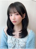 20代に人気！顔周りの後れ毛がかわいいシャギーレイヤーロング