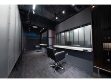 シカマ(SIKAMA)の雰囲気（開閉式の半個室セット面）