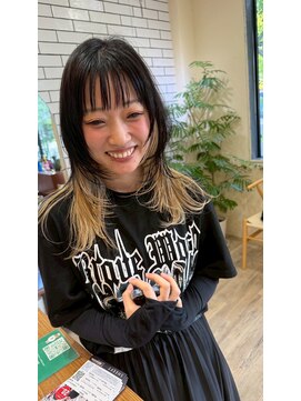 シフト(SHEEFT) 抜きっぱなしブロンドインナーカラー×レイヤーカットセミディ