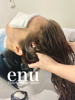 エヌ(enu)の写真/いつまでもキレイなスタイルの土台を作る♪頭皮と髪のケアに特化サロンで頭皮環境を整え癒しのひと時を