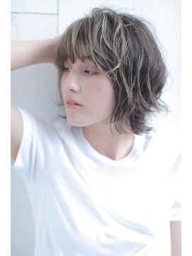 ジーナ 銀座中央通り(Zina) 愛されショートパーマ×エアリーミディのホワイトアッシュ