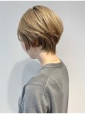 大人女子向け首が長くすっきりと見えるくびれハイトーンショート