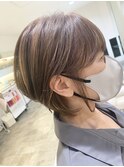 白髪ぼかしハイライト×耳かけショート