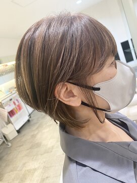 プレフェレプレフェ(prefere prefe) 白髪ぼかしハイライト×耳かけショート