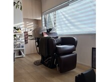 明るい日差しの当たる空間でのシャンプー