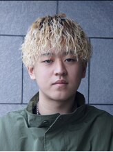 ソラーナ(SOLANA)&nbsp;「細めスパイラル×ツーブロックで魅せる動きと立体感」