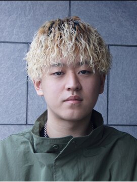 ソラーナ(SOLANA) 「細めスパイラル×ツーブロックで魅せる動きと立体感」