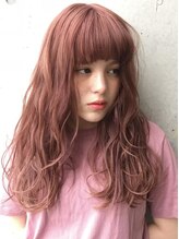 肌に馴染むピンクベージュ