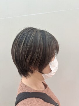 イーエル グランデ(e.ll grande) 白髪ぼかし×ショートボブ