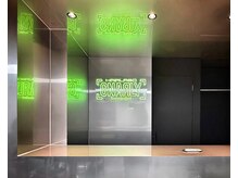 ナーリー(GNARLY)の雰囲気（中央受付とネオンサインのGNARLYロゴが目を惹く店内です。）