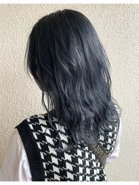 ビグディーサロン 武庫川(BIGOUDI salon) ブルーブラック外ハネミディ