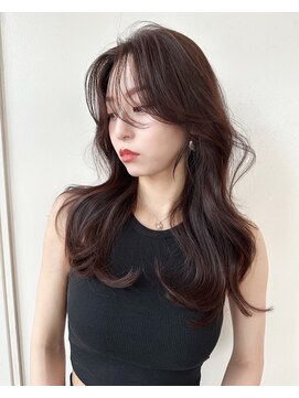 ベル 新宿(Belle) 黒髪でも動きのあるロングレイヤースタイル《センターパート》