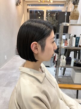 耳にかけやすいツーブロックミニマムボブ