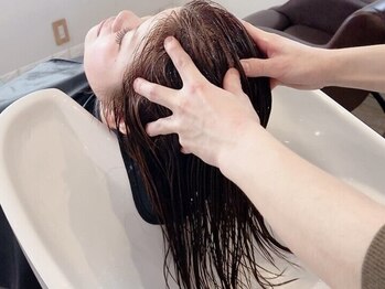 ニナヘア(nina hair)の写真/【ヘッドスパ付きクーポン有】リラックス効果の高い頭皮マッサージで疲れを癒し、健康的な美髪へ導きます♪