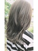 アッシュグレージュ×透明感ハイライトカラーバウンシーカール