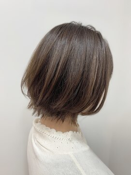 ジエクト 本店(The Ect) 明るい白髪染め×切りっぱなし外はねボブ×白髪ぼかしハイライト