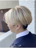 ホワイトブロンド抜きっぱなしブリーチ刈り上げマッシュショート