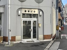 お店の外観になります。階段で3階までお上がり下さい。