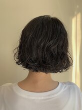 『デジタルパーマ』計算されたカールで、品のある動きを