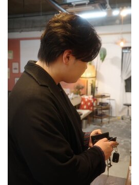 エディ(Edy) センターパートカルマヘア韓国ヘアメンズ眉毛カット外国人風岡山